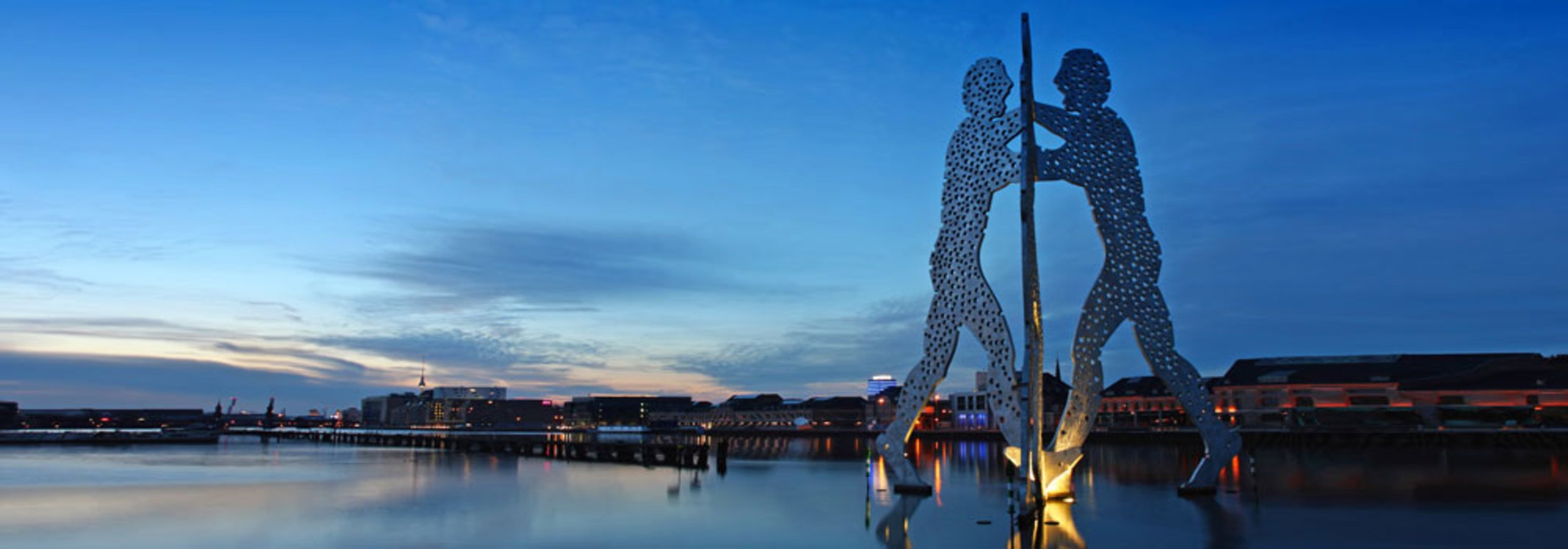 Titelbild der Kontaktseite von LIMEST, Berlin-Treptow Skulptur Molecule Man